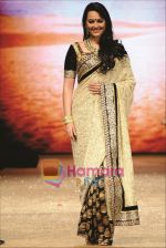 Sonakshi Sinha at Ahmedabad show of Shyamal and Bhumika on 21st Jan 2011 (86).JPG